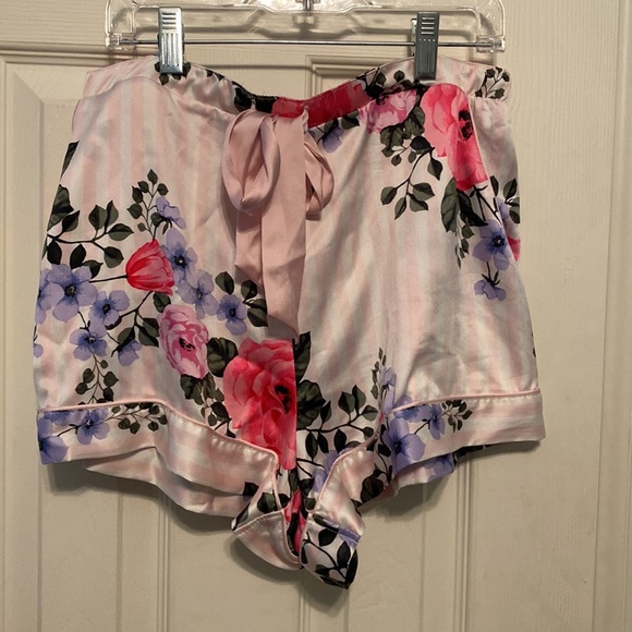 Victoria Secret floral shorts and top - Picture 4 of 5